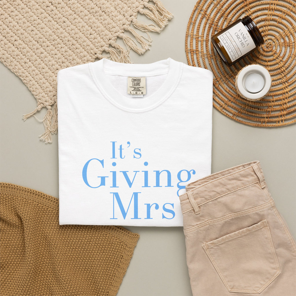 "It's Giving Mrs" T-Shirt — Feminine 'It's Giving Mrs' Graphic Tee for Bridal Showers & Wedding Events