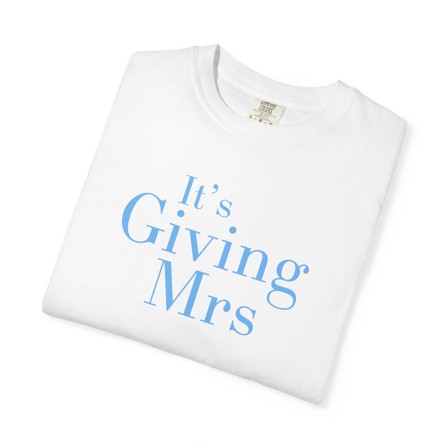 "It's Giving Mrs" T-Shirt — Feminine 'It's Giving Mrs' Graphic Tee for Bridal Showers & Wedding Events